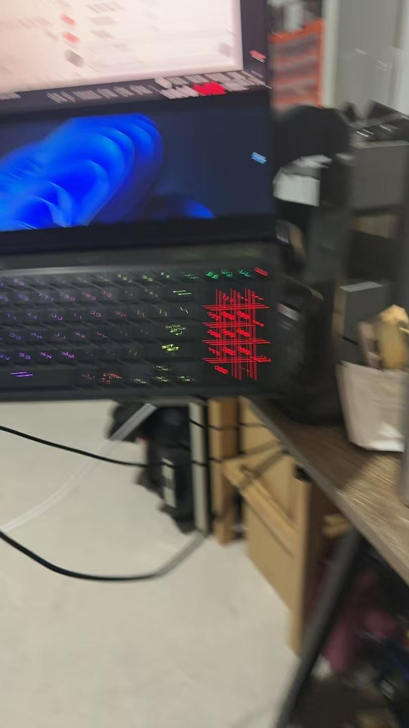 今日相冊照片 4：筆電工作桌與 RGB 鍵盤